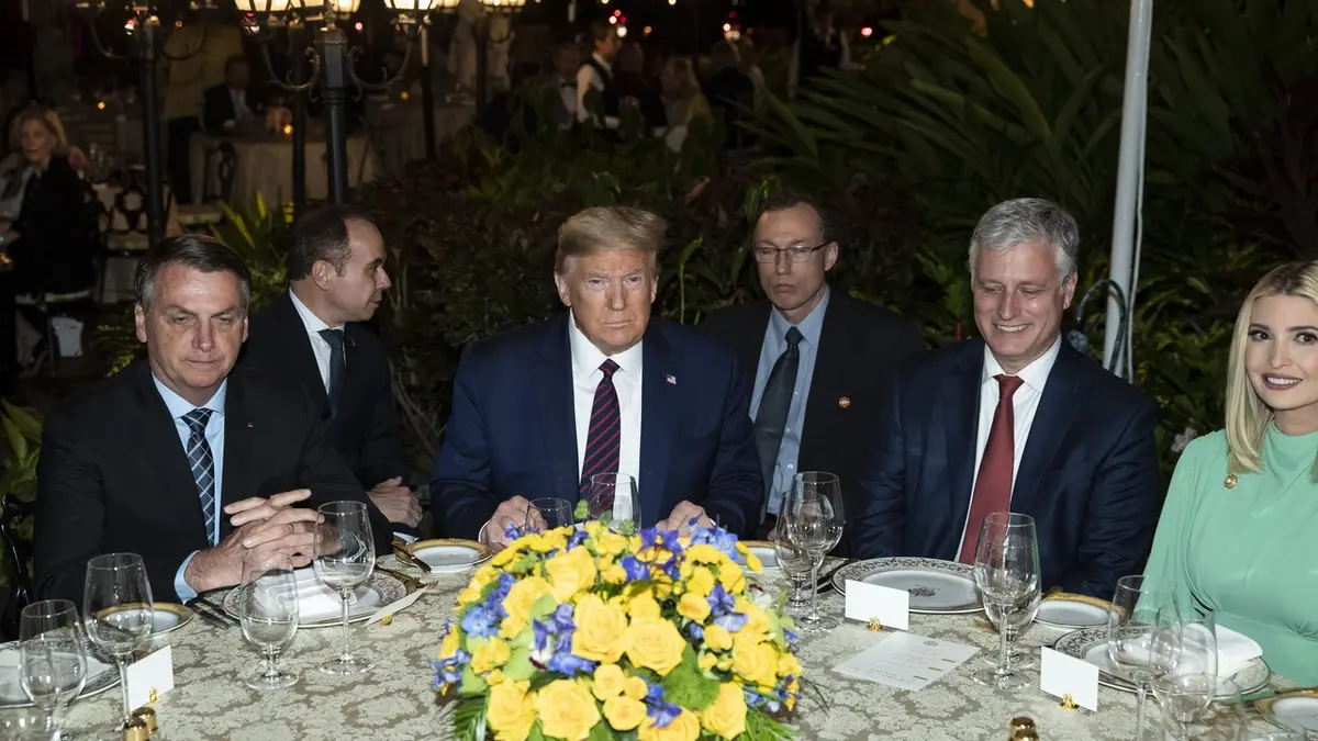 Brazilský prezident Jair Bolsonaro (první zleva), Donald Trump, poradce pro národní bezpečnost Robert O'Brien a Ivanka Trumpová během večeře v rezidenci Mar-a-Lago
