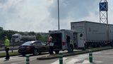 Řidiče kamionu zradilo na dálnici u Prahy zdraví, oživování bylo marné