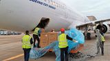Letadlo Smartwings je na cestě do Prahy, veze 1,9 milionu roušek a 100 tisíc respirátorů