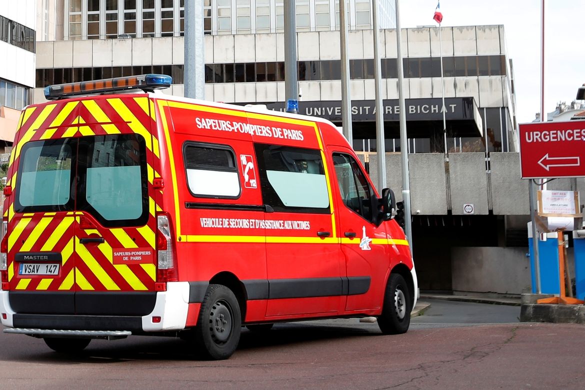 Ambulance přijíždí do univerzitní nemocnice v Paříži