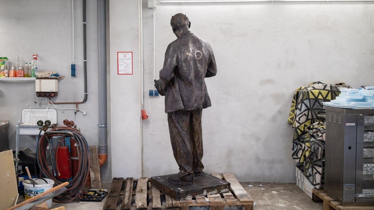 Leninova socha u zdi továrny v německém Gelsenkirchenu, březen 2020