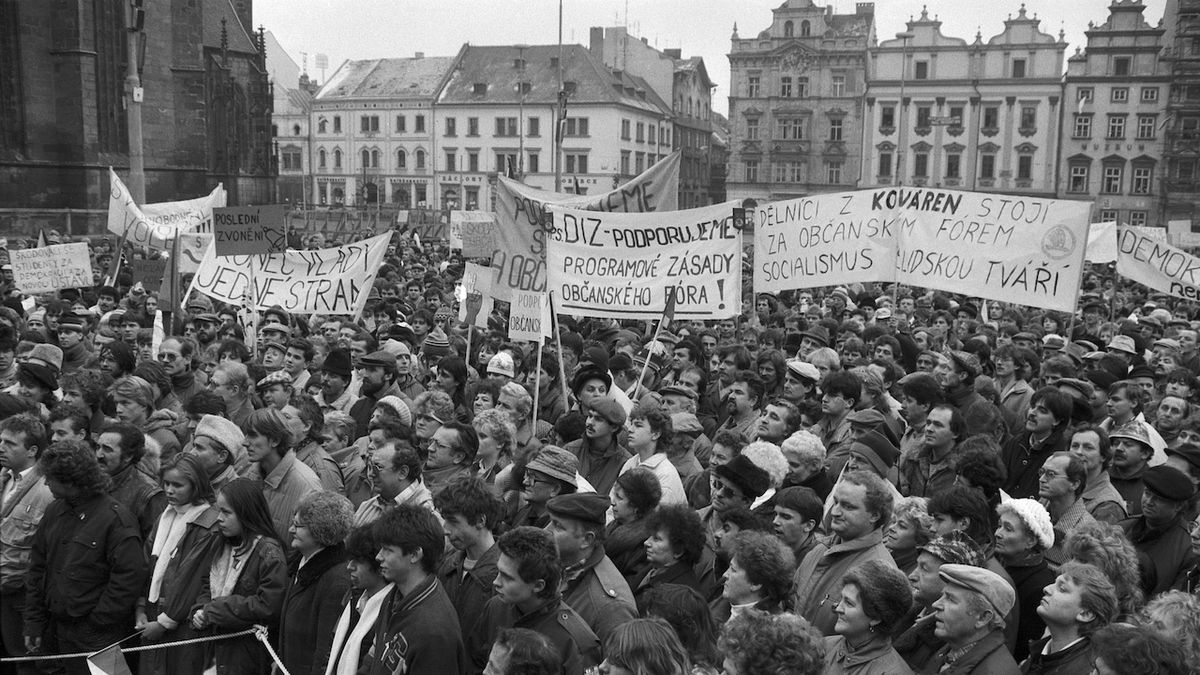 Dělníci a technici plzeňské Škodovky na manifestaci na náměstí Republiky, Plzeň, 27. listopadu 1989