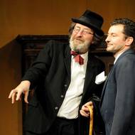 Inscenace Podivné odpoledne dr. Zvonka Burkeho s Boleslavem Polívkou a Ondřejem Vetchým se hraje od roku 1990. Toto je snímek z roku 2008.