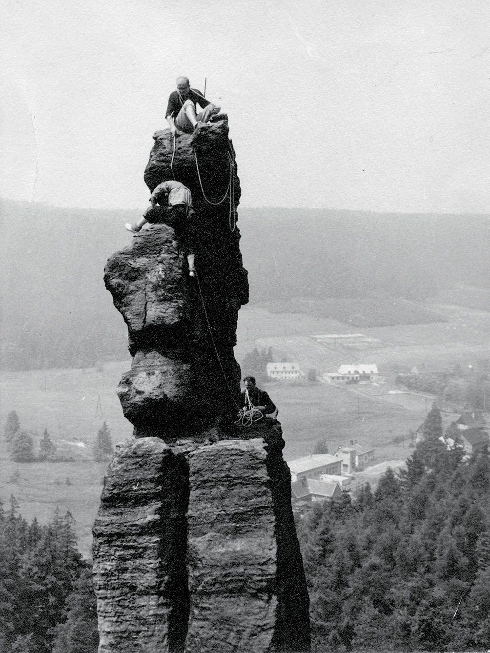 Lezci z Liberecka trávili letní sezonu na pískovcových věžích Českého ráje, polovina 60. let.