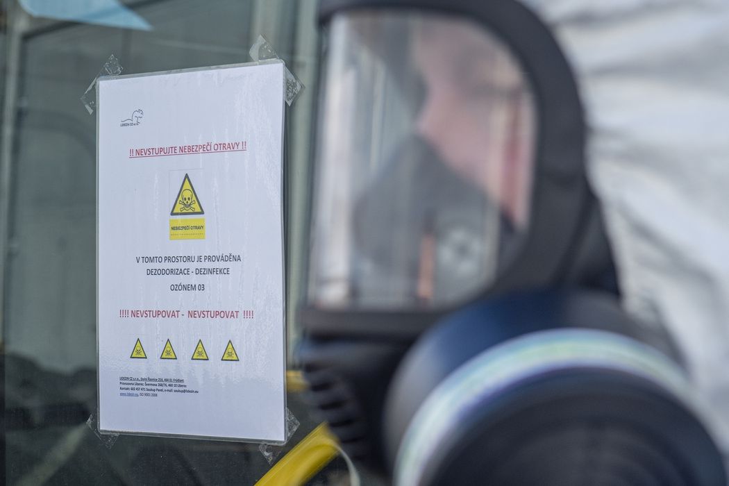 Dopravní podnik měst Liberce a Jablonce nad Nisou (DPMLJ) začal kvůli koronaviru své autobusy a tramvaje dezinfikovat ozonem. 
