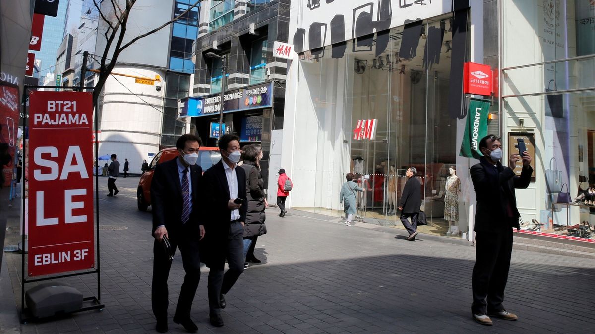Jihokorejci v nákupní čtvrti v centru Soulu