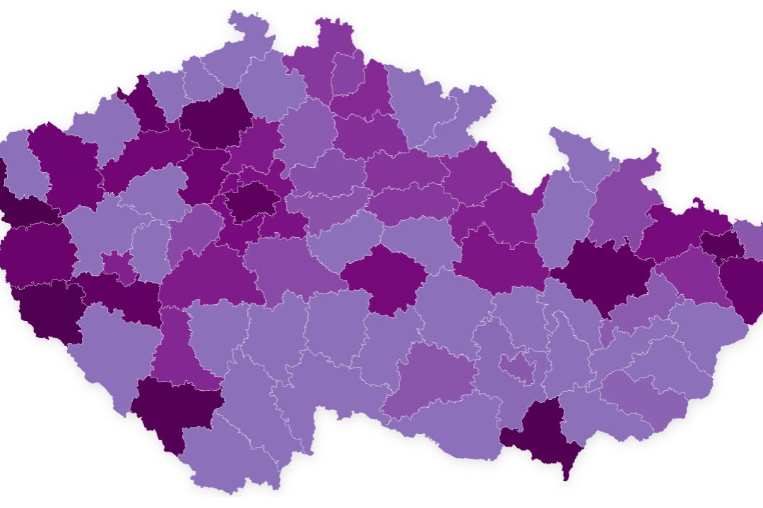 Mapa úmrtí na koronavirus v Česku; muži umírají častěji