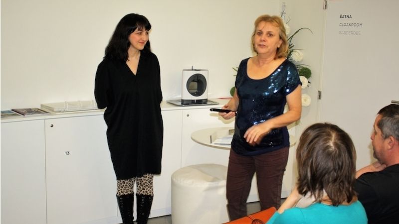Na snímku zprava Ing. Jiřina Adámková, která zahájila přednášku na téma Sklářské rafinerie v Novém Boru a jejich produkce v secesním stylu