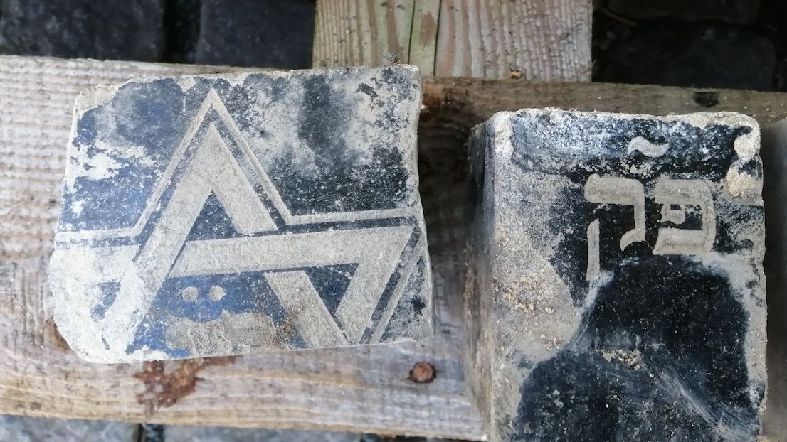 Dlažební kostky z rozřezaných židovských náhrobků, které se našly při rekonstrukci Václavského náměstí v Praze