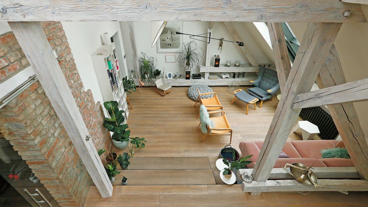 Zařízení svého bytu si scénograf Martin Chocholoušek navrhl po konzultacích s architekty sám.