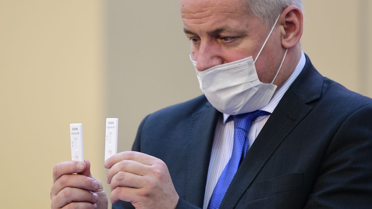 Předseda Ústředního krizového štábu a náměstek ministra zdravotnictví Roman Prymula ukazuje rychlotesty na nový typ koronaviru