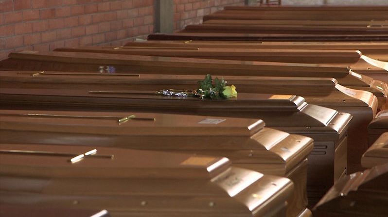 Vitrína pohřební služby na parte je v Chebu plná