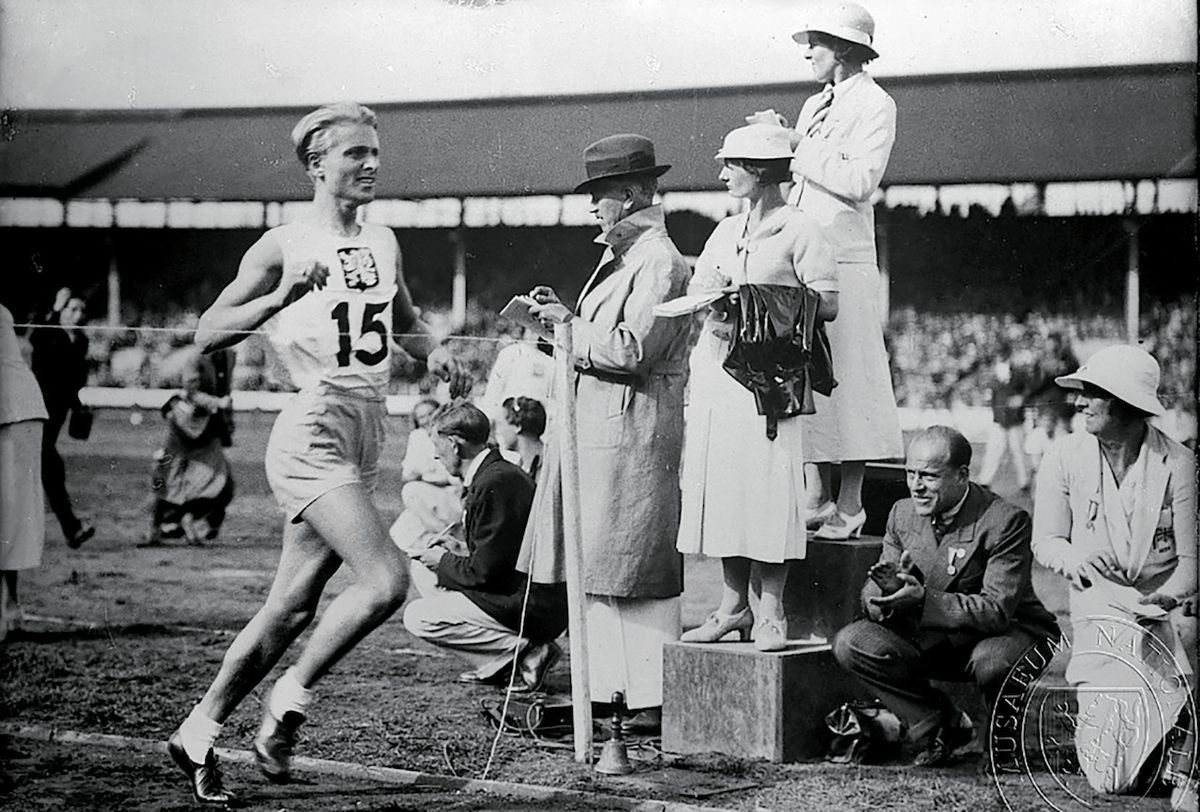 Londýn 1934: Zdena vyhrává běh na 800 metrů ve světovém rekordu 2:12,4 min.