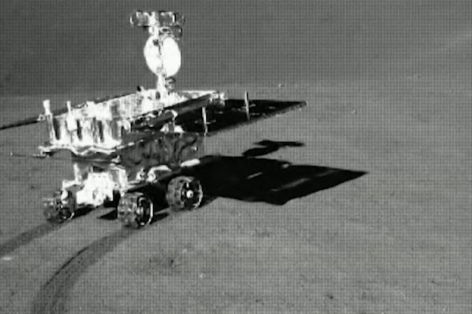 BEZ KOMENTÁŘE: Lunární vozítko Jü-tchu 2 projelo na odvrácené straně Měsíce 285 metrů