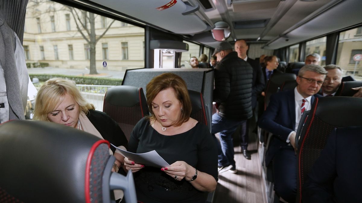 Vláda vyrazila autobusem za Zemanem do Lán. Řešili rozpočet EU i koronavirus