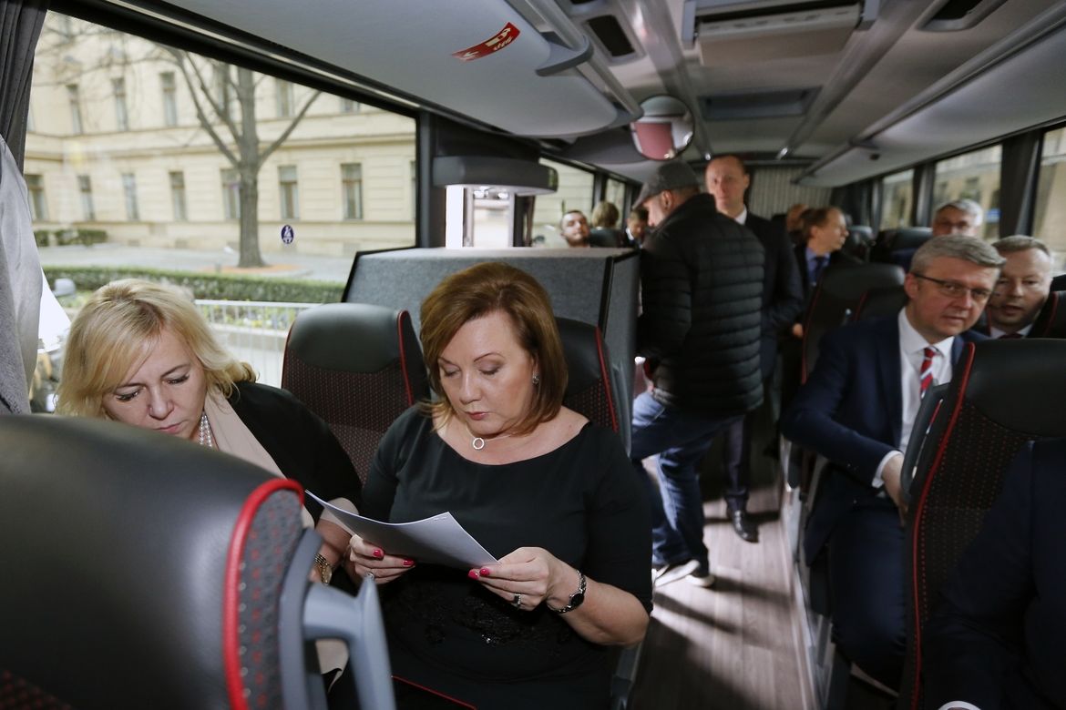 Ania Postanowiła Pojechać Autobusem Do Babci Do Miejscowości Sokółka Minuta potlesku a Včelka Mája. Se zesnulým Karlem Gottem se loučila i