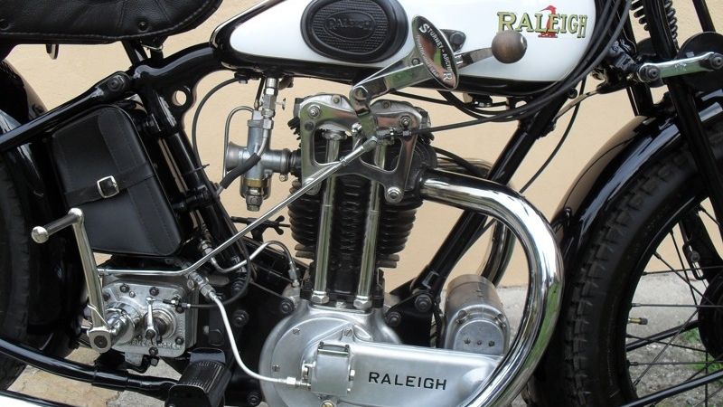 Za svoji nejvzácnější a také nejpracnější motorku Tomáš Blažek považuje britský čtyřtakt Raleigh 500 OHV. Přivezl ho před léty jako šrot a pracoval na něm dva roky.