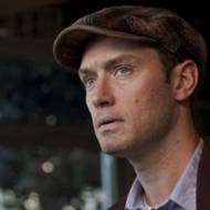 Jude Law ve filmu Nákaza (2011, režie Steven Soderbergh). Ve filmu hrál blogera, který během pandemie šíří konspirační teorie a vydělává na strachu. Když film během covidu znovu obletěl streamovací platformy, mnozí diváci si všimli, jak přesně jeho postava předjímá realitu.