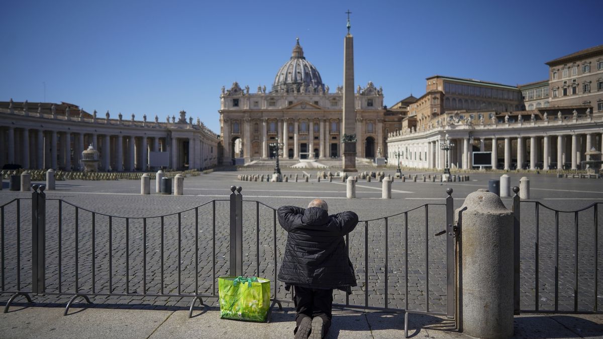 Nahý muž na oltáři Svatopetrské baziliky ve Vatikánu. Demonstroval za ukrajinské děti