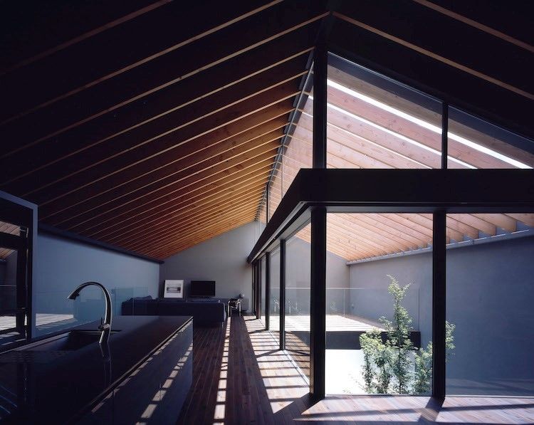 Střecha, jejíž velká část je prosklená, přivádí do interiéru spoustu světla, a to bez rizika, že by snižovala soukromí majitelů.