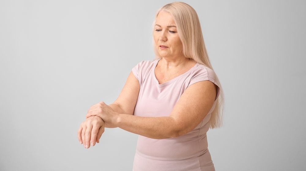 Třes rukou je jeden z příznaků Parkinsonovy nemoci.