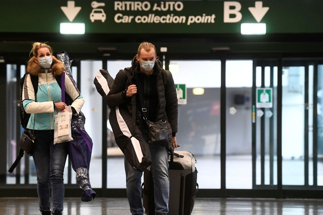 Lidé na letišti v Miláně