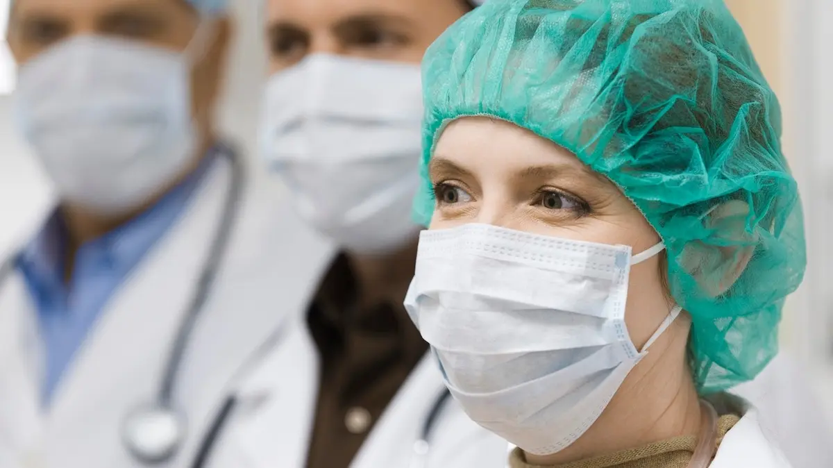 Místo, kde jsou za ušima uchyceny gumičky, může po celodenním nošení roušky dost bolet.