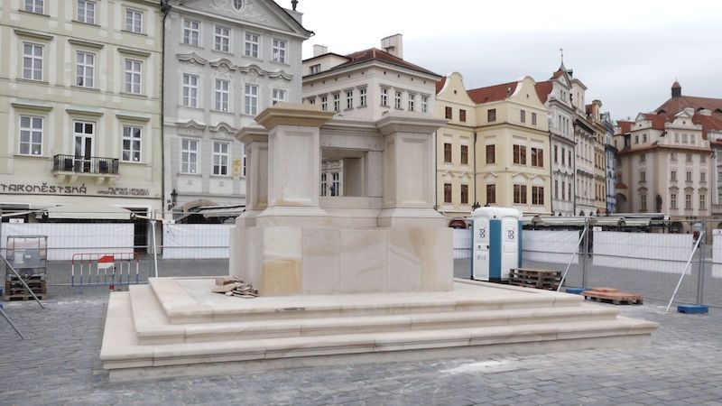 Replika mariánského sloupu v Praze má být hotová o měsíc dřív