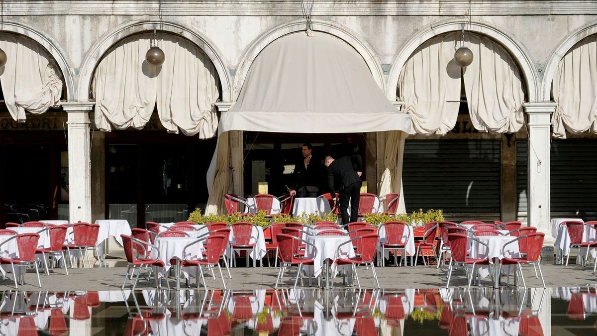 Prázdné restaurace na náměstí Svatého Marka v Benátkách. 8. března 2020