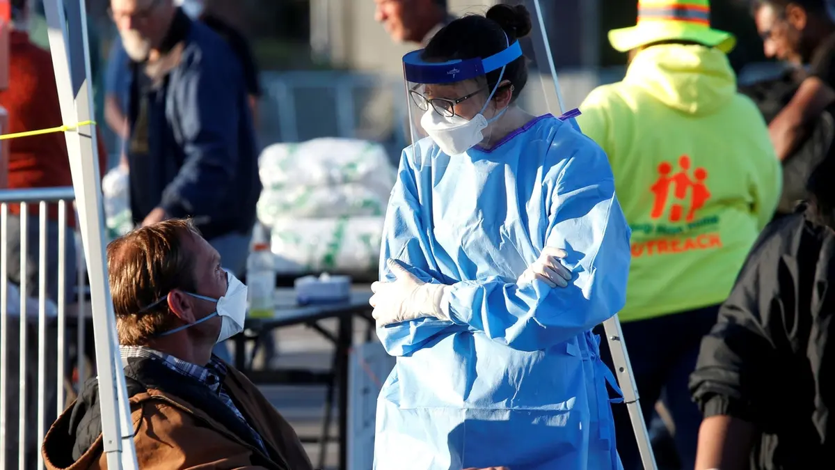 Studentka medicíny v diskusi s mužem na parkovišti před univerzitou v Nevadě