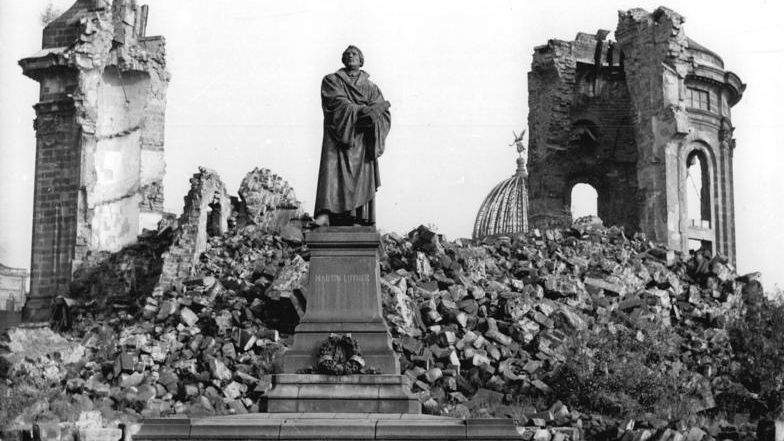 Z vybombardovaných Drážďan, 1945
