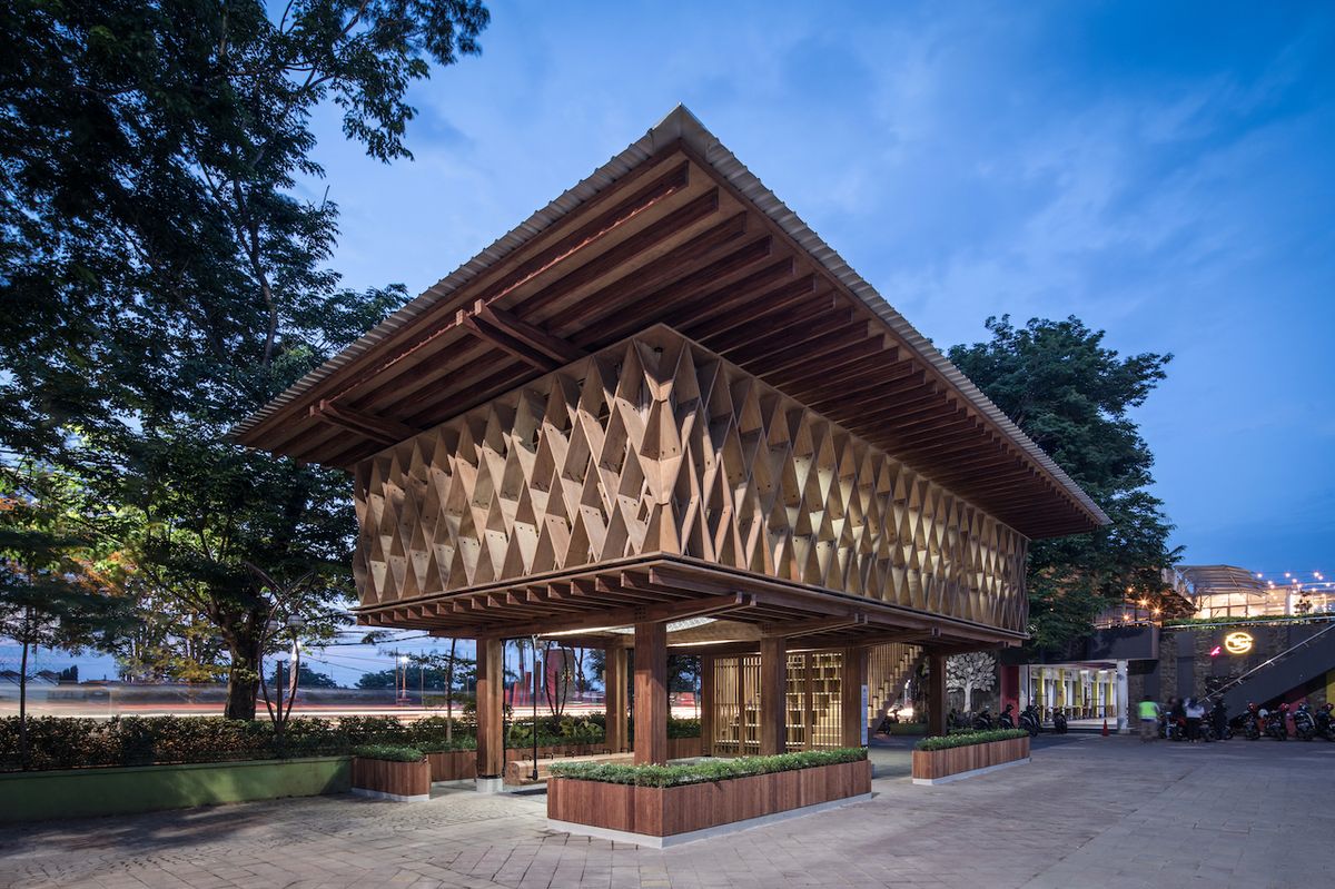 Knihovna vznikla jako prefabrikovaná stavba. Jednotlivé dřevěné díly vyrobili v místní továrně.
