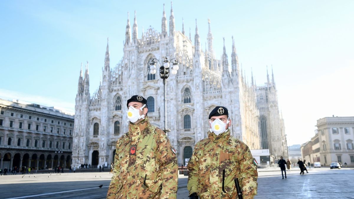 Vojáci s maskami před katedrálou v Miláně. 