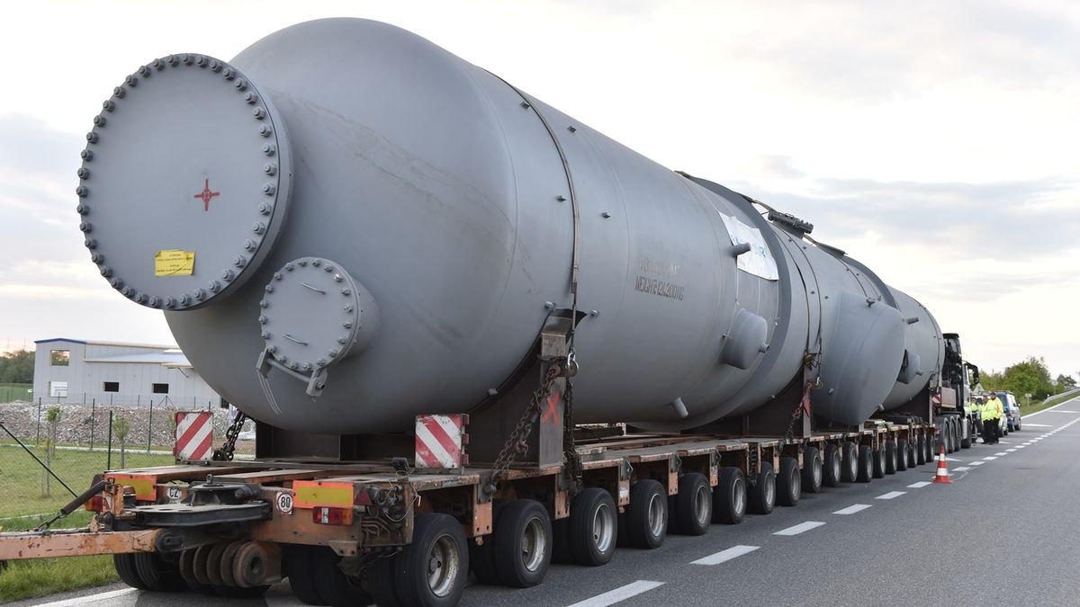 Stotřicetitunový náklad na 54 metrů dlouhém kamionu, který veze z Bratislavy do Jaderné elektrárny Temelín nový separátor.