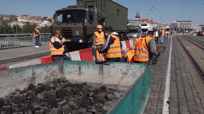 Začala oprava Hlávkova mostu v Praze, řidiče bude trápit tři týdny