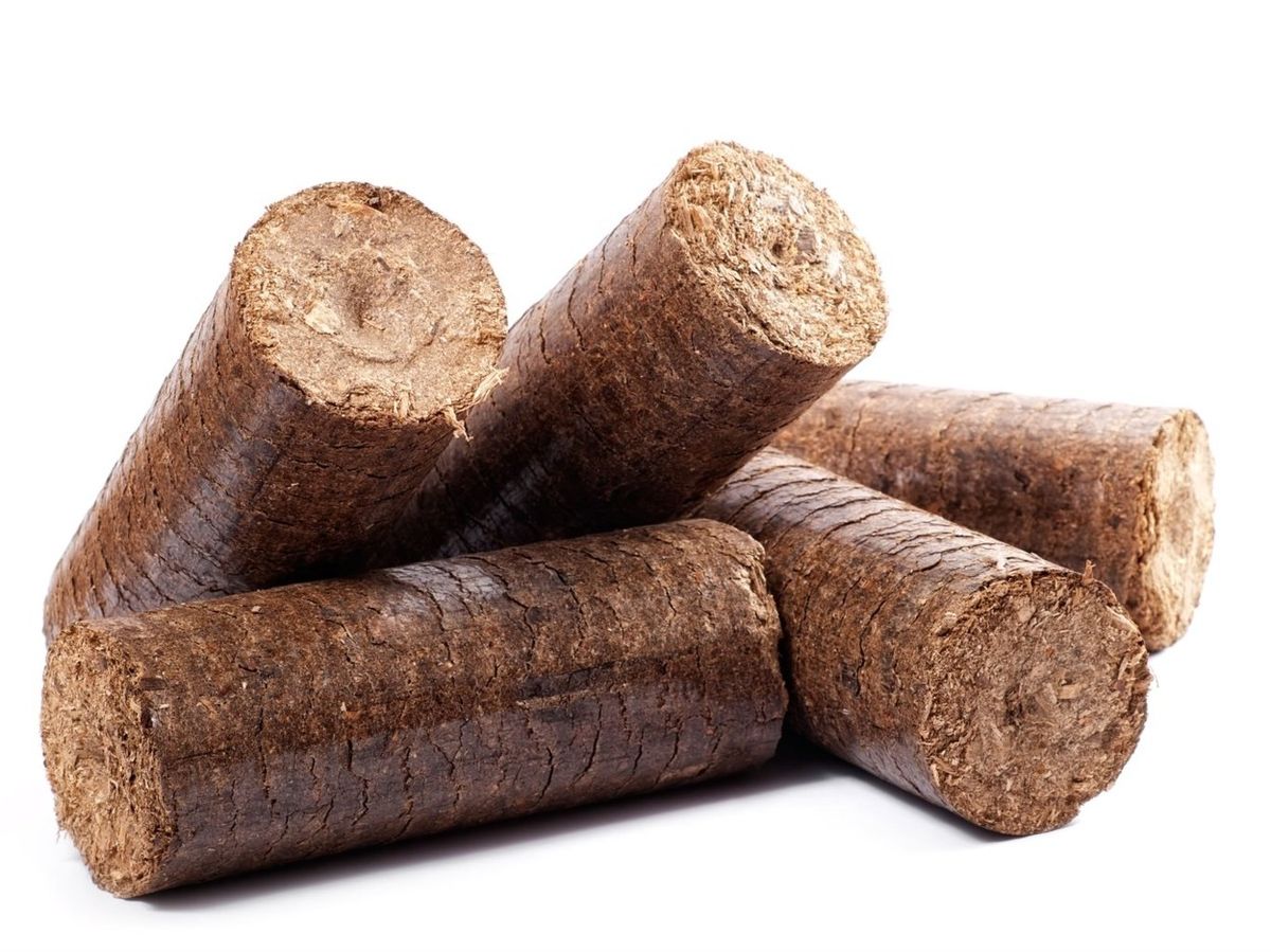 Dřevěné brikety neobsahují žádnou síru, halogeny ani těžké kovy, mají jen malý podíl popela, který lze využít jako minerální hnojivo. Při jejich spalování nevzniká kouř ani zápach.