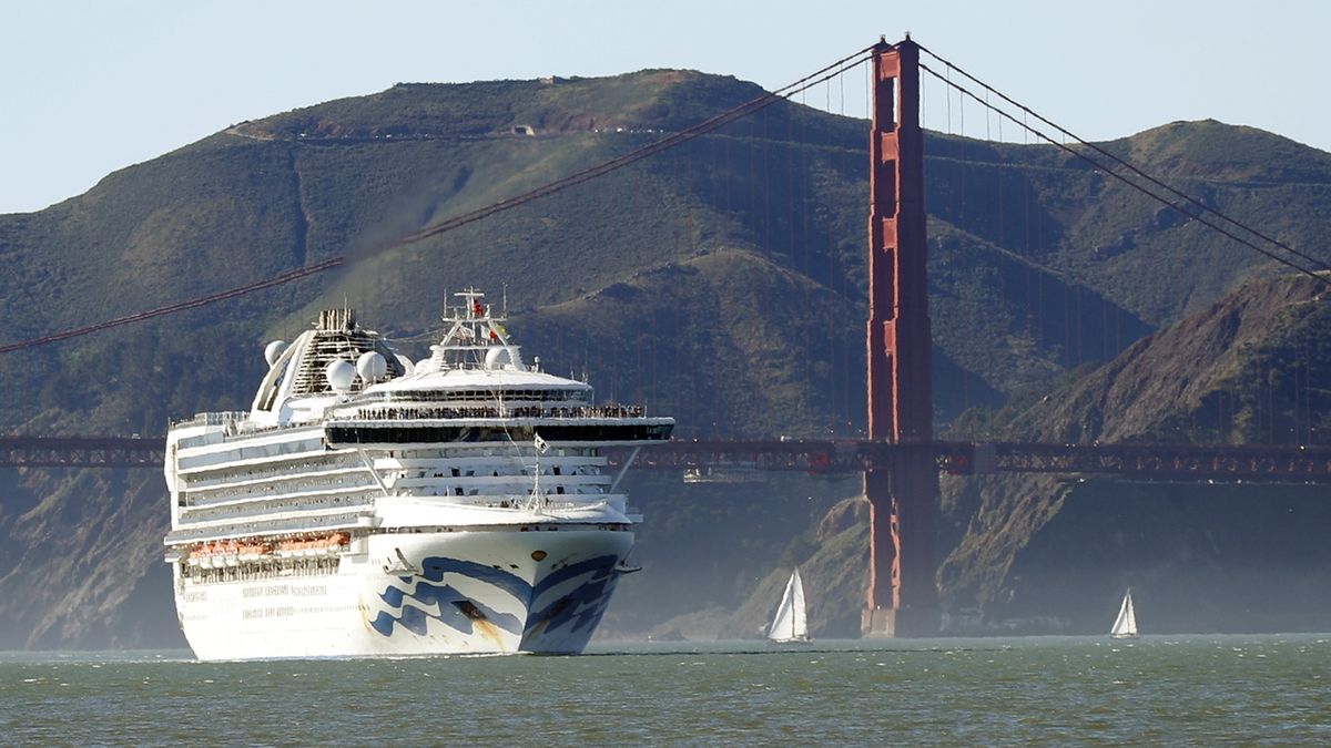 Výletní loď Grand Princess proplouvá kolem Golden Gate Bridge
