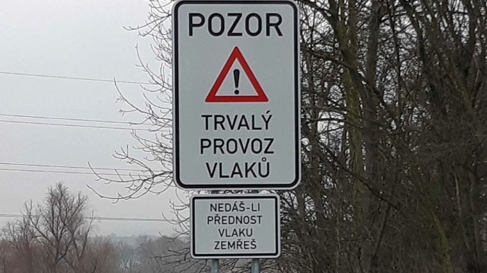 Provozovatel trati nechal cedule se svérázným varováním řidičů nainstalovat u přejezdů v Zaječicích a Bedřichově Světci na Mostecku.