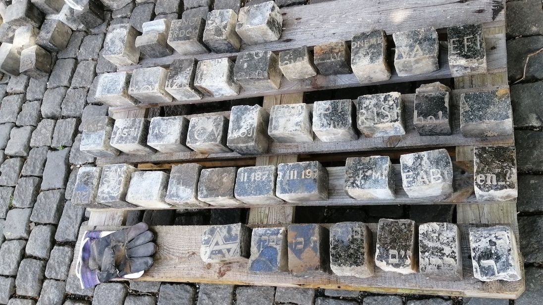 Dlažební kostky z rozřezaných židovských náhrobků, které se našly při rekonstrukci Václavského náměstí v Praze