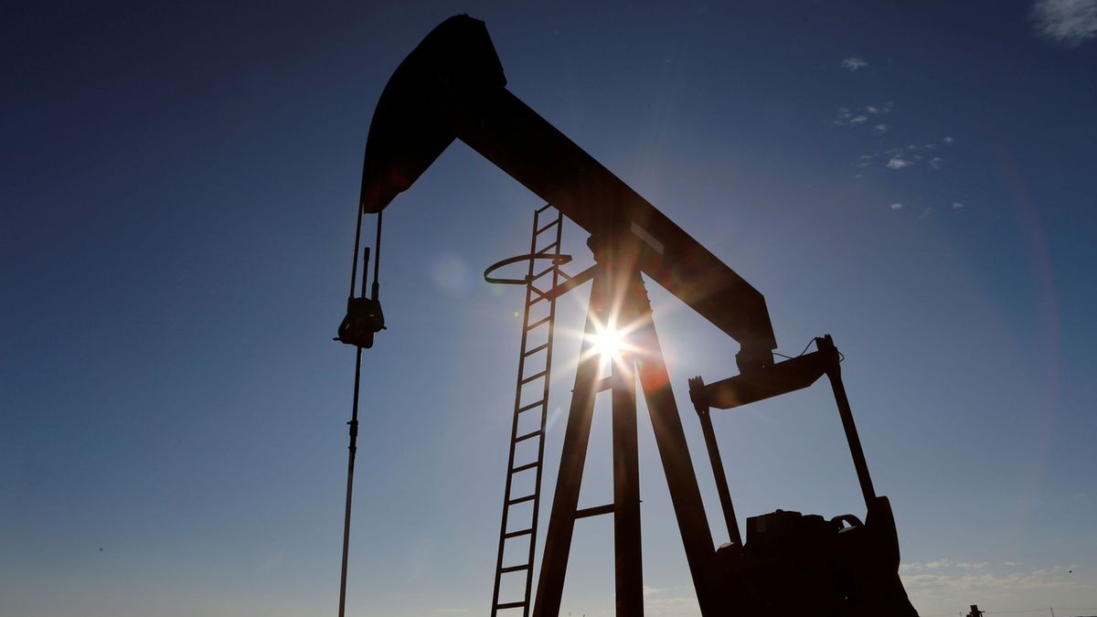 Cena ropy zažívá volný pád
