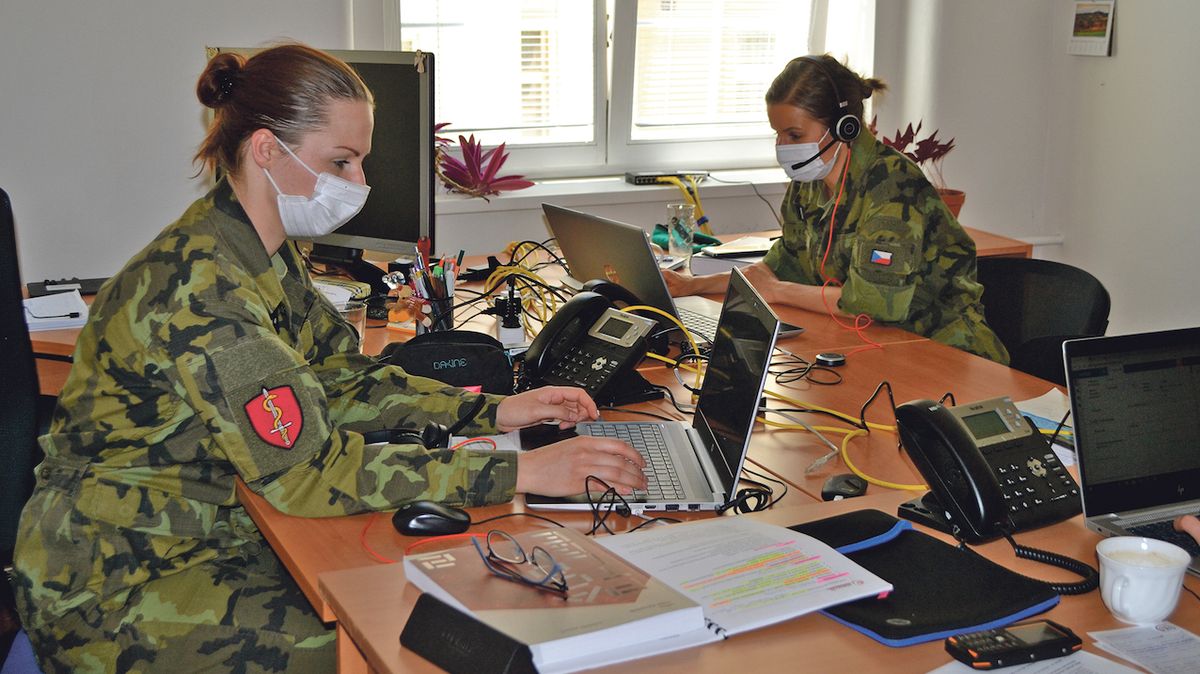 Armádní medici pomáhají hygienikům kontaktovat lidi, kteří se setkali s nemocným s covidem-19