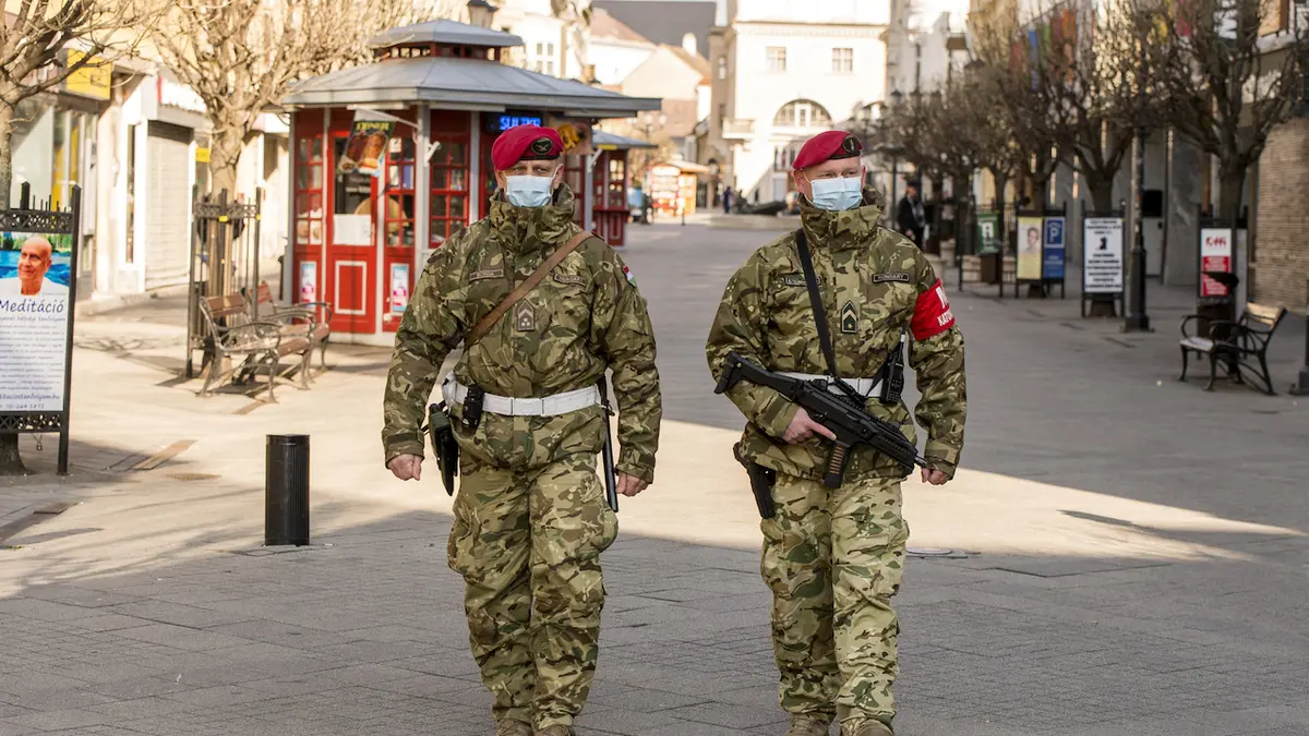 Vojáci v ulicích maďarských měst