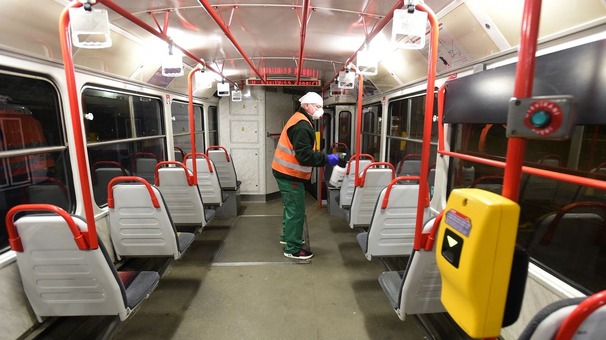 Externí firma pro úklid tramvají a autobusů olomoucké MHD přistoupila k důkladnějšímu každodennímu čištění interiérů vozidel. 
