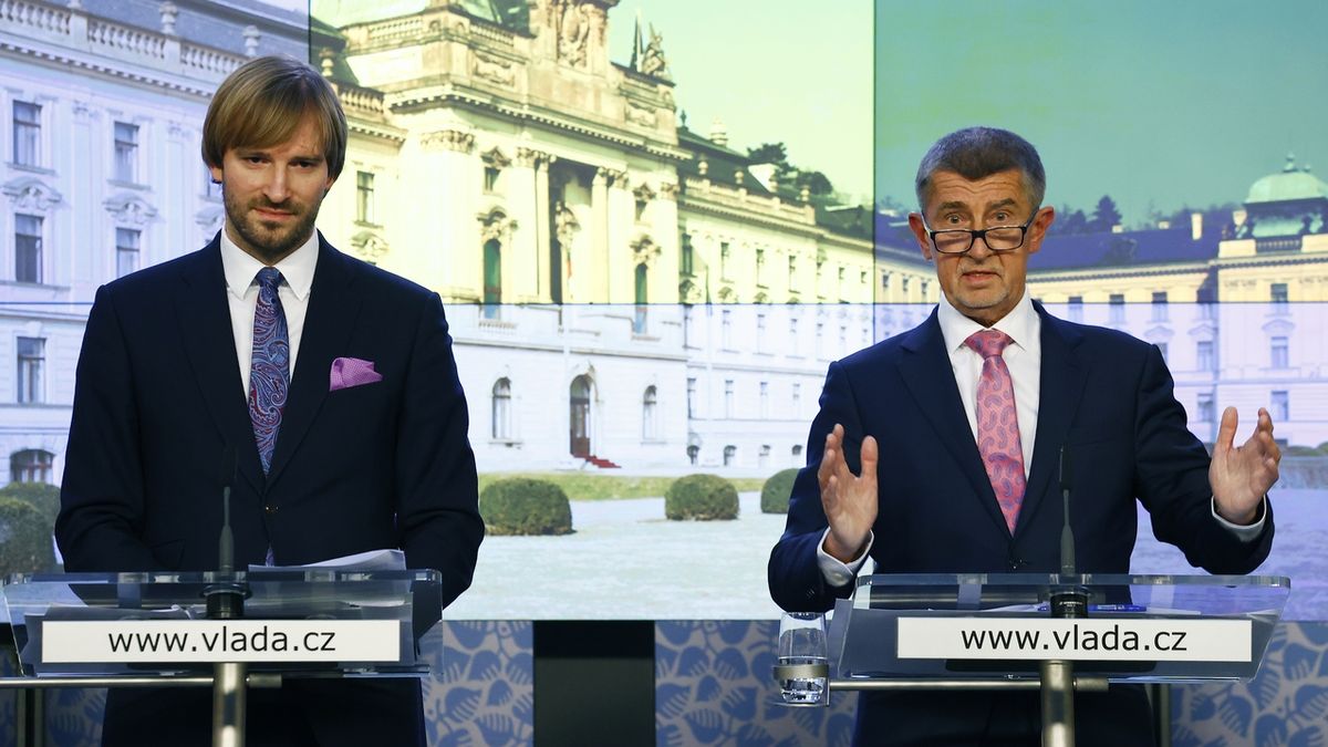 Ministr zdravotnictví Adam Vojtěch a premiér Andrej Babiš