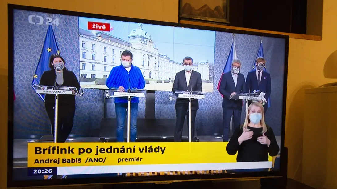 Zleva ministryně práce a sociálních věcí Jana Maláčová, ministr vnitra Jan Hamáček, premiér Andrej Babiš, ministr průmyslu a obchodu a ministr dopravy Karel Havlíček a ministr zdravotnictví Adam Vojtěch na tiskové konferenci formou videokonference.