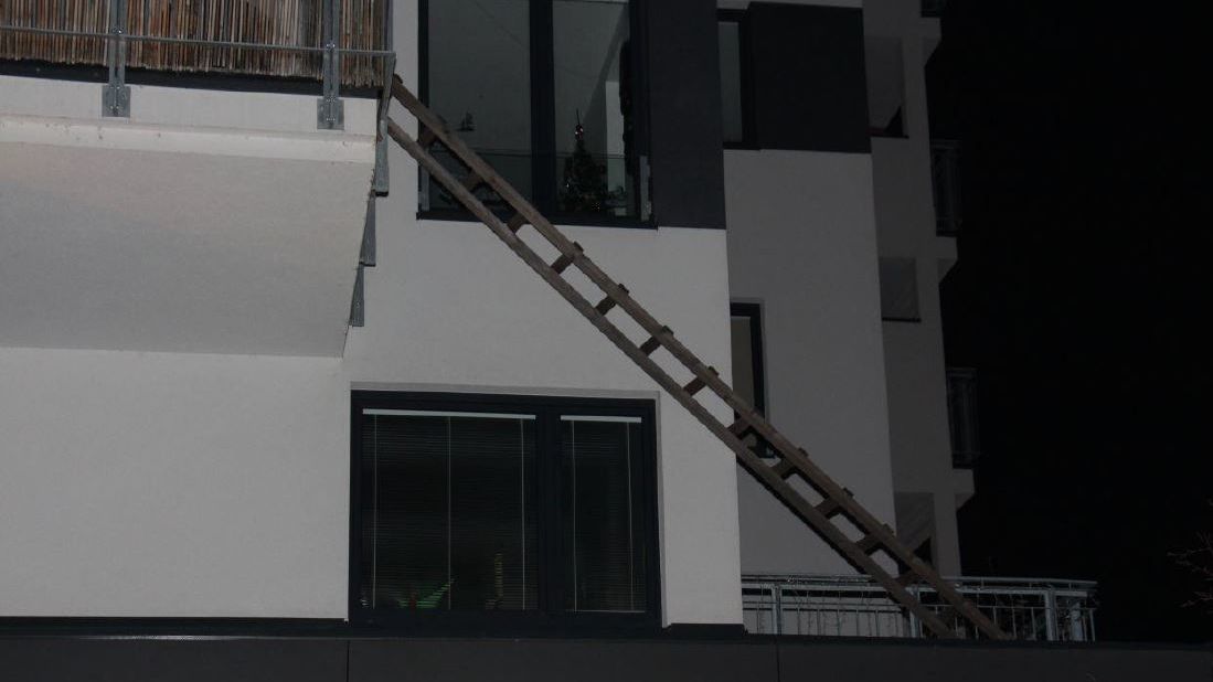 Po žebříku vylezl do bytu své matky, hrozí mu až tři roky vězení