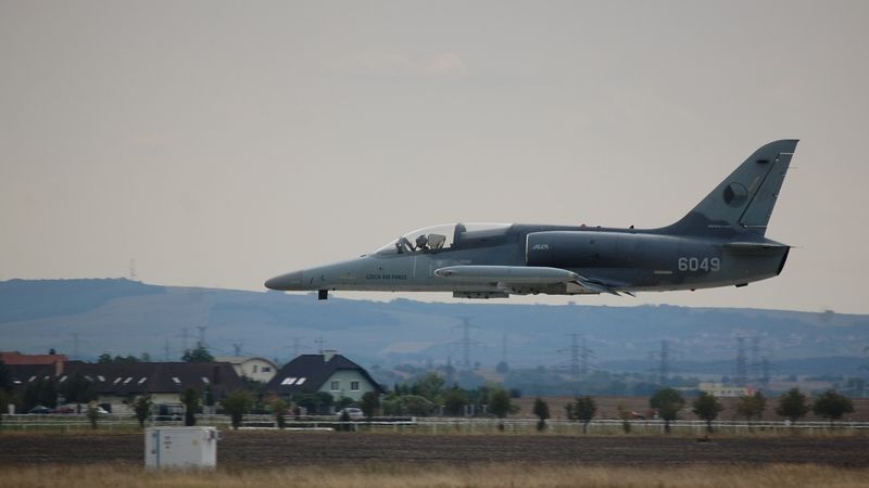 Opozice tepe vládu kvůli neposkytnutí L-159, sama je ale odmítla dát Ukrajině, když vládla