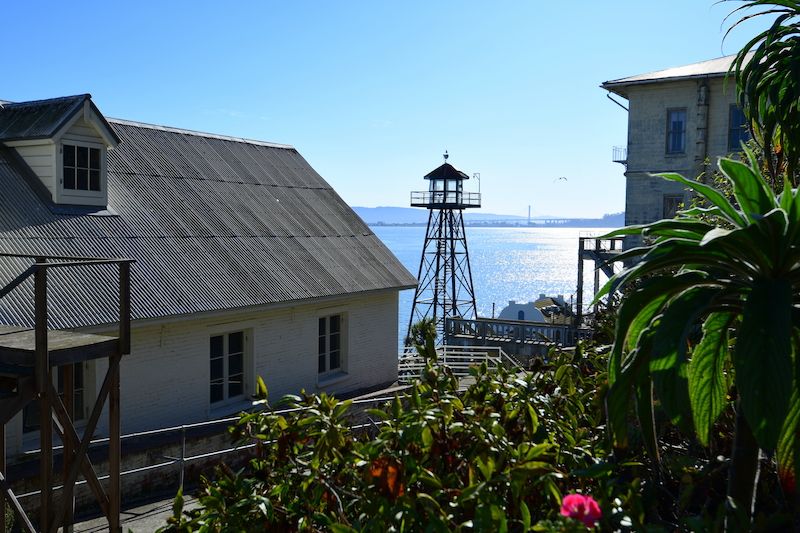 Z Alcatrazu měli vězni výhled na San Francisco - na obzoru je vidět most Golden Gate.