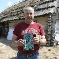 Václav Marhoul s knihou amerického spisovatele Jerzyho Kosińskiho, která byla předlohou filmu Nabarvené ptáče.