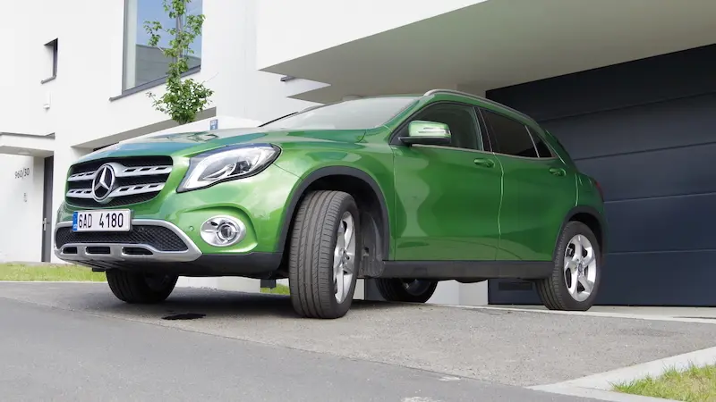 Test Mercedes Benzu Gla Zeleny Na Travu Novinky Cz